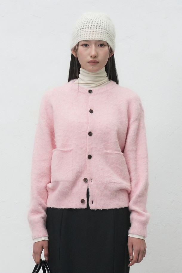 [25FW] 유니섹스 헤어리 니트 포켓 가디건 [3COL] / SBE4U04019는 부드러운 울 소재로 제작되어 가을, 겨울 시즌에 따뜻하게 착용할 수 있는 니트 가디건입니다. 베이직하고 캐주얼한 스타일로, 데이트룩이나 모임룩에 활용하기 좋습니다. 레귤러핏에 라운드넥 디자인으로, 다양한 스타일 연출이 가능하며, 핑크 컬러와 헤어리 텍스처가 특징입니다. 긴 소매 기장과 두꺼운 두께감으로 포근함을 더하며, 버튼 여밈 방식과 포켓 디테일이 실용성을 높입니다. 캐주얼, 클래식, 미니멀 스타일을 즐겨 입는 분들께 추천합니다.
