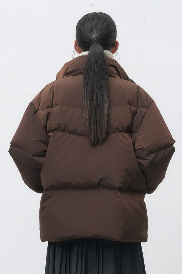 [25FW] 유니섹스 에어 믹스 미니멀 숏 푸퍼는 일상, 출근룩, 여행룩에 모두 어울리는 아우터입니다. 베이지와 브라운 두 가지 색상으로 출시되었으며, 미니멀한 스타일과 무지 디자인이 특징입니다. 가을과 겨울에 적합하며, 두껍고 부드러운 나일론 소재로 제작되어 편안한 착용감을 선사합니다. 오버핏 숏 기장으로 트렌디함을 더하며, 지퍼형 여밈과 긴 소매 디자인으로 활동성을 높였습니다. 에어 믹스 충전재를 사용하여 보온성을 극대화한 패딩입니다.
