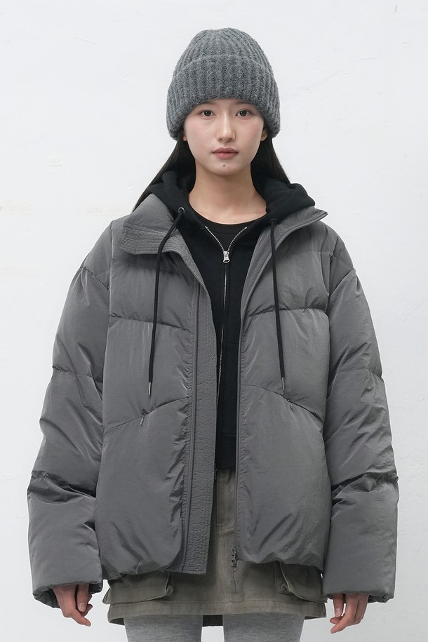 [25FW] UNISEX 에어 믹스 미니멀 숏 푸퍼는 미니멀한 스타일의 유니섹스 패딩입니다. 가을과 겨울에 착용하기 좋으며, 일상, 출근룩, 여행룩에 모두 활용할 수 있습니다. 부드러운 촉감의 나일론 소재와 두꺼운 두께감으로 따뜻함을 더했습니다. 숏 기장의 오버핏 디자인에 집업 여밈 방식으로 편안하게 착용 가능하며, 에어 믹스 소재를 사용하여 보온성을 높였습니다. 그레이 컬러의 무지 디자인으로 시크하고 캐주얼한 스타일을 연출할 수 있습니다.
