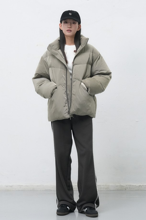 [25FW] UNISEX 에어 믹스 미니멀 숏 푸퍼는 미니멀한 스타일의 유니섹스 숏 패딩입니다. 가을, 겨울 시즌에 적합하며, 부드러운 촉감의 나일론 소재와 두꺼운 두께감으로 따뜻함을 제공합니다. 오버핏 디자인에 집업 여밈 방식으로 편안하게 착용 가능하며, 에어 믹스 충전재와 숏패딩 안감으로 보온성을 높였습니다. 출근룩, 여행룩 등 다양한 TPO에 활용 가능한 실용적인 아이템입니다. 베이지 컬러의 무지 스타일로 미니멀, 클래식, 캐주얼 룩에 모두 잘 어울립니다.
