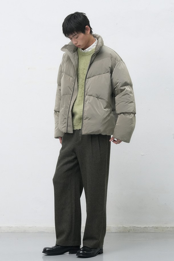 "[25FW] UNISEX 에어 믹스 미니멀 숏 푸퍼"는 겨울철 따뜻함과 스타일을 모두 갖춘 유니섹스 숏 패딩입니다. 부드러운 촉감의 나일론 소재와 두꺼운 두께감으로 뛰어난 보온성을 제공하며, 에어 믹스 기술을 더해 활동성을 높였습니다. 미니멀한 디자인과 무지 패턴은 어떤 스타일에도 잘 어울리며, 오버핏으로 편안한 착용감을 선사합니다. 집업 스타일로 간편하게 입고 벗을 수 있으며, 긴 소매와 숏 기장으로 트렌디한 룩을 연출할 수 있습니다. 베이지 컬러는 다양한 겨울 코디에 포인트를 더해줍니다.
