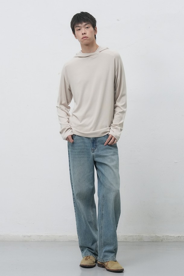 [25FW] MAN 레이어드 소프트 후드티는 남성용 상의 후드티로, 가을과 겨울에 따뜻하게 입을 수 있습니다. 베이직하고 캐주얼한 스타일의 루즈핏 후드티이며, 부드러운 면 소재로 제작되어 편안한 착용감을 선사합니다. 무지 디자인에 긴 소매 기장과 두꺼운 두께감으로 보온성을 높였으며, 레이어드 스타일 연출이 용이합니다. 일상복으로 활용하기 좋은 아이템입니다.
