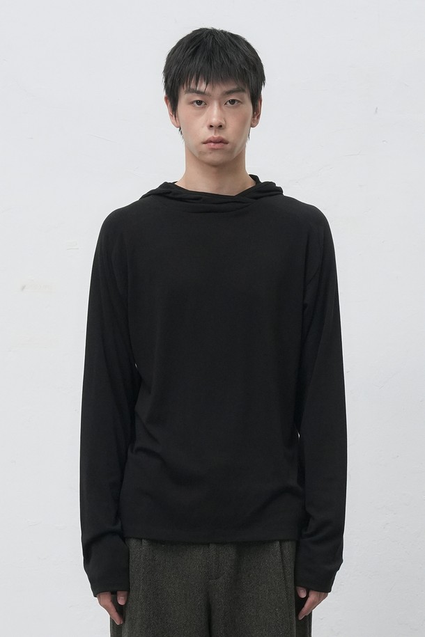 "[25FW] MAN 레이어드 소프트 후드티 [2COL] / SBE4M02011"는 부드러운 촉감의 면 소재로 제작된 남성용 후드티입니다. 베이직하고 캐주얼한 스타일로, 가을과 겨울철 일상복으로 활용하기 좋습니다. 블랙과 베이지 두 가지 색상으로 제공되며, 레귤러 핏에 긴 소매 기장을 갖추고 있습니다. 레이어드 디자인으로 다양한 스타일 연출이 가능하며, 캠핑룩이나 집콕룩으로도 편안하게 착용할 수 있습니다. 캐주얼, 미니멀, 클래식 스타일을 선호하는 남성분들께 추천합니다.
