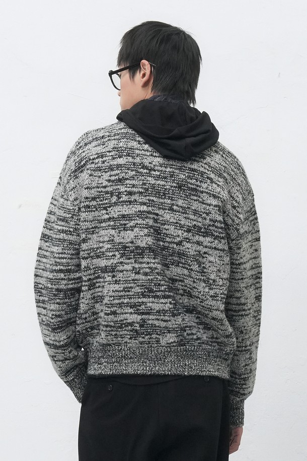 [25FW] MAN 빈티지 카라 버튼 가디건 [2COL]은 남성용 상의 가디건입니다. 가을과 겨울에 어울리는 두꺼운 두께감의 니트 소재로 제작되었으며, 부드러운 촉감을 자랑합니다. 블랙과 그레이 두 가지 색상으로 출시되었으며, 빈티지 디자인과 보카시 패턴이 특징입니다. 레귤러핏의 긴소매 카라넥 가디건으로, 버튼 디테일이 돋보입니다. 출근룩 또는 비즈니스 캐주얼 스타일과 클래식, 미니멀, 캐주얼 스타일에 잘 어울립니다.
