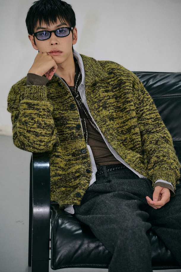 [25FW] MAN 빈티지 카라 버튼 가디건 [2COL]은 부드러운 니트 소재의 남성용 가디건입니다. 가을과 겨울에 어울리는 두꺼운 두께감과 긴소매 기장으로 따뜻하게 착용할 수 있습니다. 그레이와 올리브 두 가지 색상으로 출시되었으며, 보카시 무늬가 빈티지하고 캐주얼한 스타일을 더합니다. 카라넥 디자인과 버튼 디테일이 돋보이며, 레귤러핏으로 제작되어 편안한 착용감을 선사합니다. 출근룩과 모임룩 모두 활용 가능하며, 캐주얼, 클래식, 미니멀한 스타일 연출에 적합합니다.
