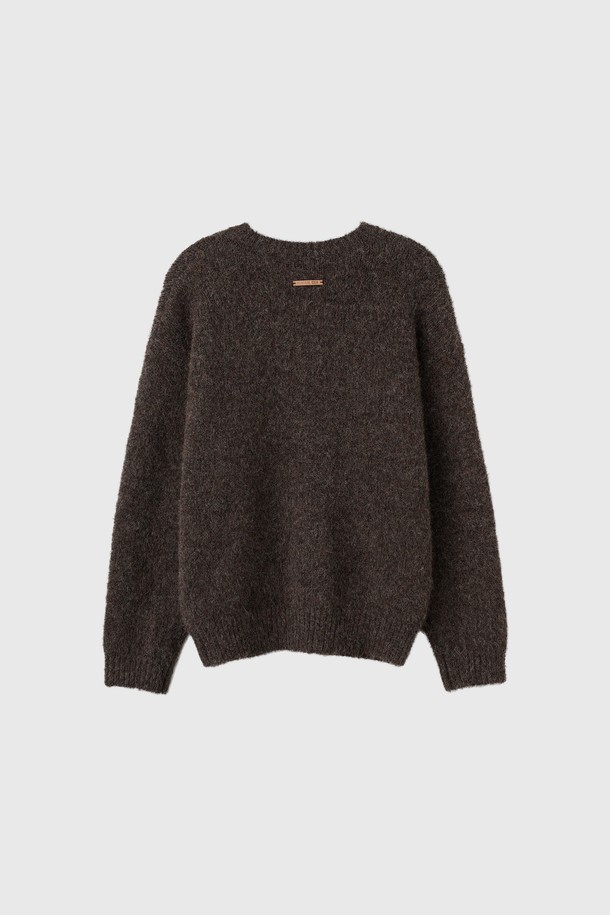 [25FW] MAN (맨) 울 블렌드 헤어리 루즈핏 가디건은 남성용 상의 가디건입니다. 부드러운 촉감의 울 소재로 제작되었으며, 가을과 겨울에 착용하기 좋은 두꺼운 두께감을 자랑합니다. 베이직하고 캐주얼한 스타일로, 무지 디자인과 넉넉한 루즈핏, 긴소매 기장으로 편안함을 더했습니다. 라운드넥에 버튼 여밈 방식이며, 헤어리한 질감이 특징입니다.
