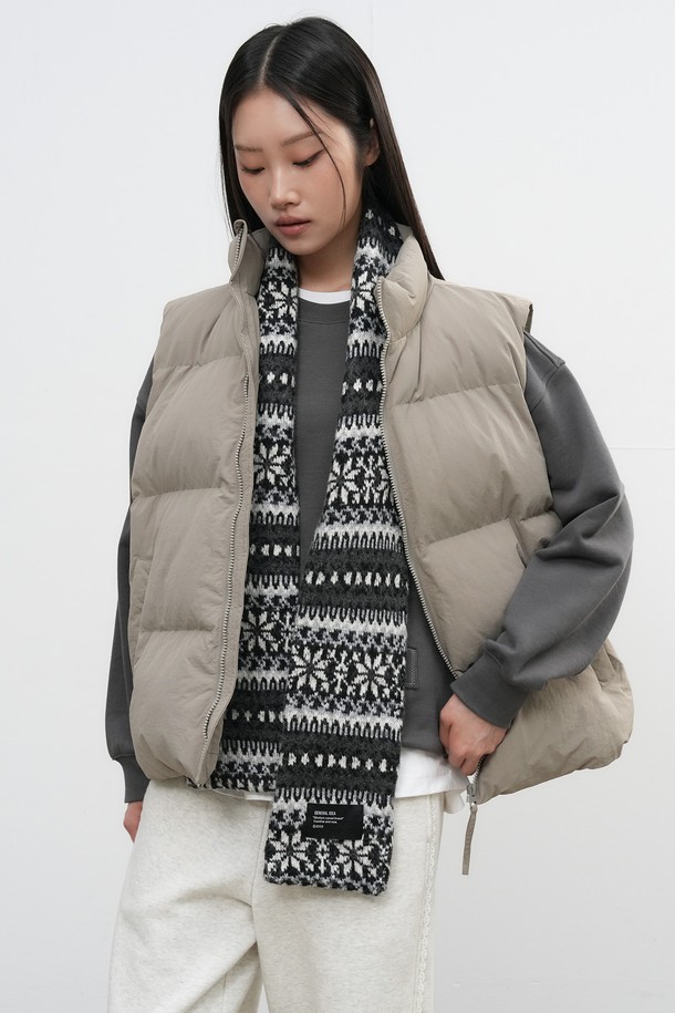 **[25FW] UNISEX 페어아일 머플러 [3COL] / SBE4U96010**

부드러운 촉감의 울, 아크릴 혼방 소재로 제작된 유니섹스 페어아일 머플러입니다. 겨울 시즌의 추위를 막아주는 두꺼운 두께감으로 보온성을 높였습니다. 캐주얼, 베이직, 클래식, 미니멀 스타일 모두 소화 가능한 디자인으로, 화이트, 블랙 두 가지 색상으로 만나볼 수 있습니다. 페어아일 패턴이 돋보이며, 데일리룩에 포인트 아이템으로 활용하기 좋습니다. 남녀 모두 착용 가능한 디자인으로, 겨울철 따뜻하고 스타일리시하게 연출해보세요.
