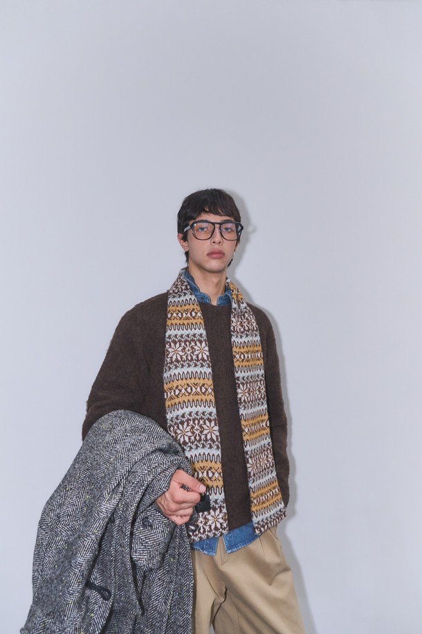 [25FW] UNISEX 페어아일 머플러 [3COL]는 부드러운 울 소재로 제작되어 가을, 겨울철 따뜻함을 선사하는 유니섹스 머플러입니다. 페어아일 패턴과 브라운, 화이트 컬러 구성으로 캐주얼, 클래식, 미니멀 스타일 모두 소화 가능하며, 출근룩에도 잘 어울립니다. 두꺼운 두께감과 니트 소재로 제작되어 뛰어난 보온성을 제공하며, 부드러운 촉감으로 편안하게 착용할 수 있습니다. 겨울철 방한용 머플러로, 스타일리시함과 따뜻함을 동시에 잡으세요.
