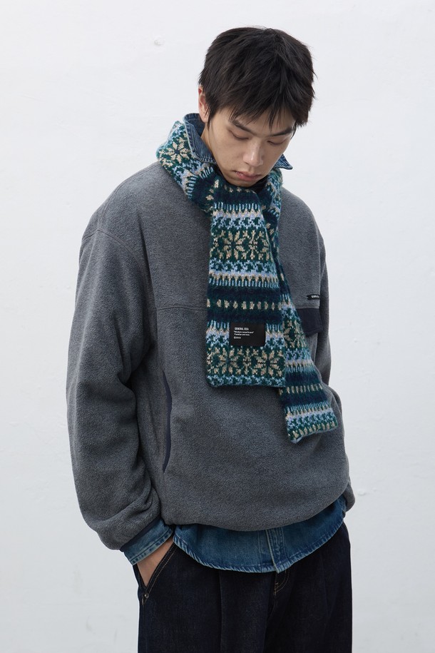 [25FW] UNISEX 페어아일 머플러 [3COL] / SBE4U96010는 클래식한 무드의 유니섹스 머플러입니다. 부드러운 울 소재로 제작되어 가을, 겨울철 따뜻하게 착용할 수 있으며, 두꺼운 두께감으로 보온성을 높였습니다. 네이비, 블루, 화이트 3가지 색상으로 출시되었으며, 전통적인 페어아일 패턴이 특징입니다. 미니멀한 스타일에도 잘 어울려, 다양한 룩에 포인트 아이템으로 활용하기 좋습니다. 
