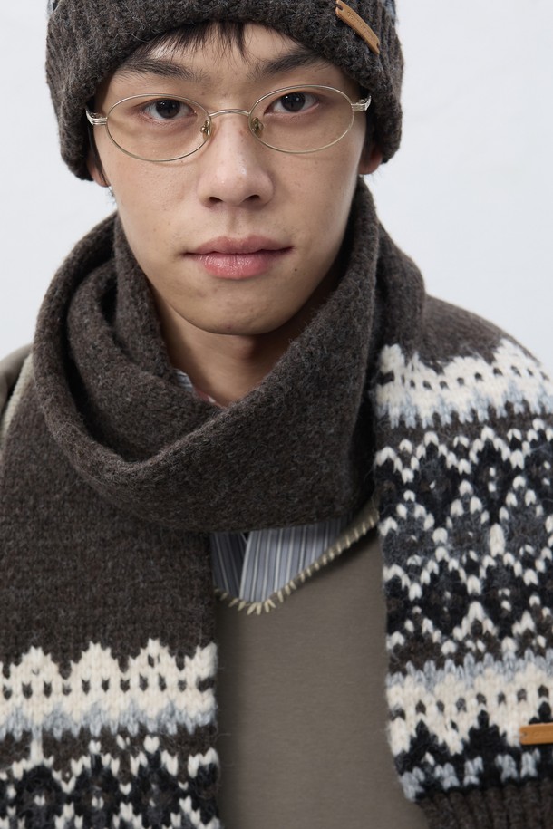 [25FW] UNISEX 노르딕 머플러 [3COL] / SBE4U96013는 가을, 겨울철 따뜻함과 스타일을 책임지는 유니섹스 머플러입니다. 부드러운 촉감의 울과 니트 소재로 제작되어 뛰어난 보온성을 제공하며 일상룩과 출근룩, 여행룩에 모두 잘 어울립니다. 노르딕 패턴이 돋보이며, 다크브라운, 화이트, 블랙 세 가지 색상으로 출시되어 다양한 스타일에 매치하기 좋습니다. 두꺼운 두께감으로 방한 효과를 높였으며, 세트 구성으로 더욱 실용적으로 활용할 수 있습니다. 캐주얼, 클래식, 미니멀 등 어떤 스타일에도 잘 어울리는 베이직한 디자인입니다.
