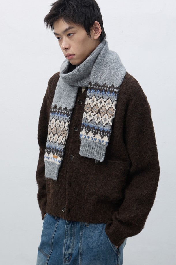 [25FW] UNISEX 노르딕 머플러 [3COL] / SBE4U96013는 캐주얼 스타일의 유니섹스 머플러입니다. 울 소재로 제작되어 부드러운 촉감과 뛰어난 보온성을 제공하며, 가을과 겨울철에 착용하기 좋습니다. 노르딕 패턴이 돋보이며, 그레이, 베이지, 블루, 브라운 4가지 색상으로 출시되었습니다. 두꺼운 두께감으로 따뜻함을 더하며, 머플러와 비니가 세트로 구성되어 실용성을 높였습니다.
