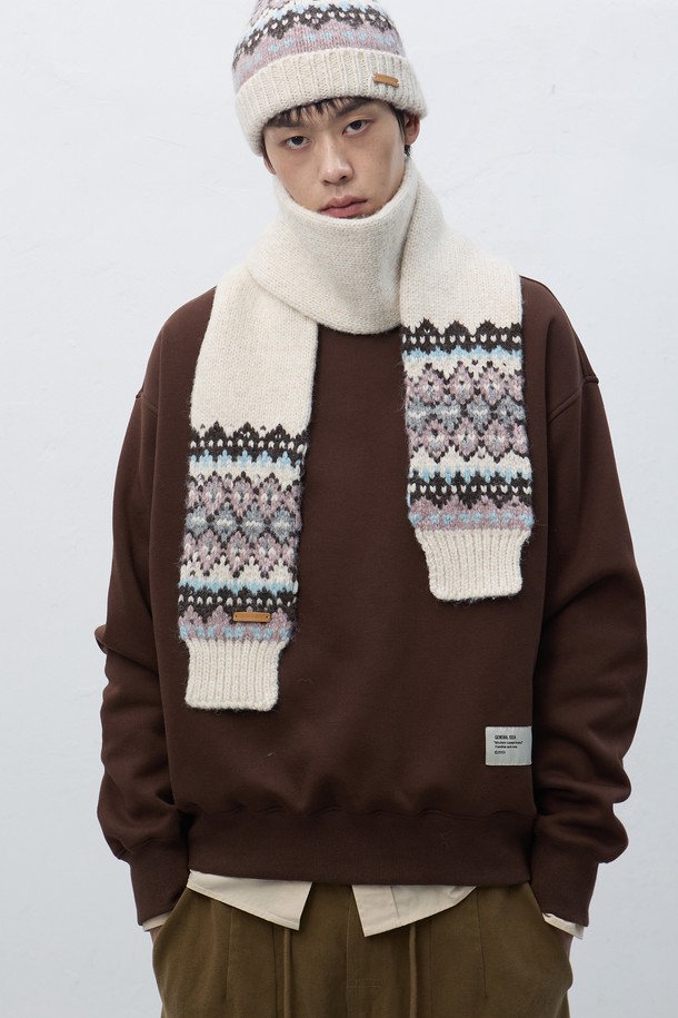 [25FW] 유니섹스 노르딕 머플러는 부드러운 울 소재와 니트 짜임으로 제작되어 따뜻함과 포근함을 선사합니다. 화이트와 베이지 두 가지 색상으로 출시되어 다양한 스타일에 매치하기 용이하며, 캐주얼 및 베이직 스타일을 즐겨 입는 분들께 추천합니다. 두꺼운 두께감과 노르딕 패턴 니트 디자인이 특징이며, 가을과 겨울에 보온성을 높여줍니다. 세트 아이템으로 활용하여 더욱 따뜻하고 스타일리시한 룩을 연출할 수 있습니다.
