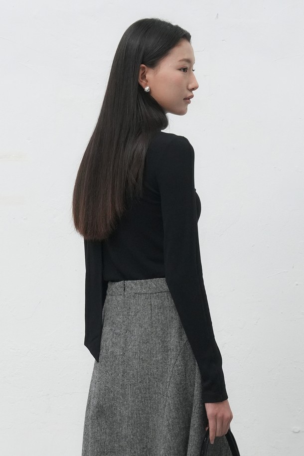 [WOMAN] 스카프 터틀넥 티셔츠 [2COL] / WBE4L01518는 여성 의류 상의, 터틀넥 티셔츠입니다. 미니멀, 베이직 스타일로 블랙, 그레이 두 가지 색상으로 출시되었습니다. 가을, 겨울 시즌에 어울리며, 슬림핏으로 제작되어 시크하고 클래식한 분위기를 연출합니다. 스카프 디테일이 돋보이며 일상, 출근룩에 활용하기 좋습니다. 긴소매 기장의 무지 티셔츠입니다.
