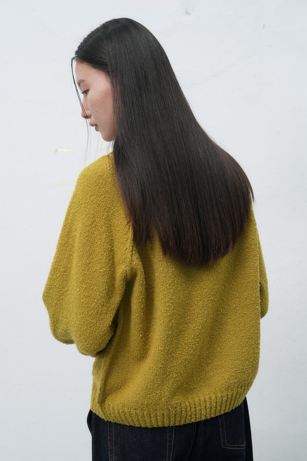 따뜻하고 포근한 분위기를 연출하는 [25FW] 우먼 부클 카라 포켓 가디건입니다. 부드러운 부클 소재와 옐로우 컬러가 어우러져 캐주얼하면서도 미니멀한 스타일을 완성합니다. 가을, 겨울 시즌에 어울리는 두꺼운 두께감으로 따뜻함을 선사하며, 레귤러핏과 크롭 기장으로 세련된 실루엣을 연출합니다. 카라 디자인과 버튼 여밈, 포켓 디테일이 돋보이며, 긴 소매로 편안함과 스타일리시함을 동시에 잡았습니다. 데일리룩에 포인트 아이템으로 활용하기 좋은 가디건입니다.
