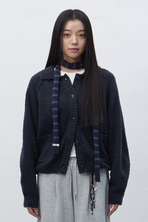 **[25FW] WOMAN 부클 카라 포켓 가디건 [3COL] / WBE4L04553**는 부드러운 부클 소재로 제작되어 포근한 착용감을 선사하는 여성 가디건입니다. 네이비 색상으로 출시되었으며, 가을과 겨울에 어울리는 두꺼운 두께감으로 따뜻하게 착용할 수 있습니다. 카라 디자인과 레귤러 핏으로 베이직하면서도 캐주얼한 스타일을 연출하며, 크롭 기장으로 트렌디함을 더했습니다. 긴 소매와 포켓 디테일이 실용성을 높여 일상생활에서 편안하게 활용하기 좋습니다.
