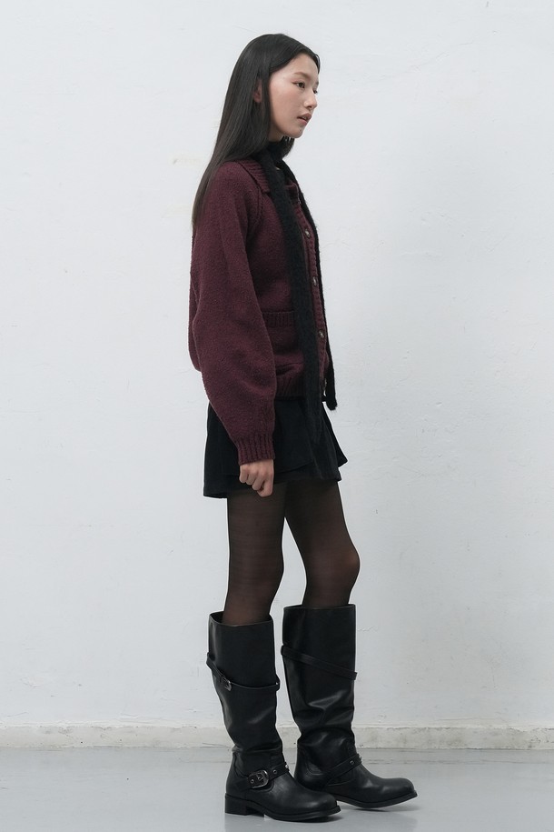 [25FW] WOMAN 부클 카라 포켓 가디건 [3COL] / WBE4L04553는 여성스러움과 포근함을 동시에 선사하는 가을, 겨울 시즌 필수 아이템입니다. 부드러운 촉감의 부클 소재와 두꺼운 두께감으로 따뜻하게 착용할 수 있으며, 레귤러핏으로 편안한 착용감을 제공합니다. 카라 디자인과 전면 포켓 디테일이 클래식하고 미니멀한 스타일을 완성하며, 출근룩이나 모임룩 등 다양한 TPO에 활용 가능합니다. 버건디, 네이비, 블랙 세 가지 색상으로 출시되어 취향에 맞게 선택할 수 있는 긴소매 가디건입니다.
