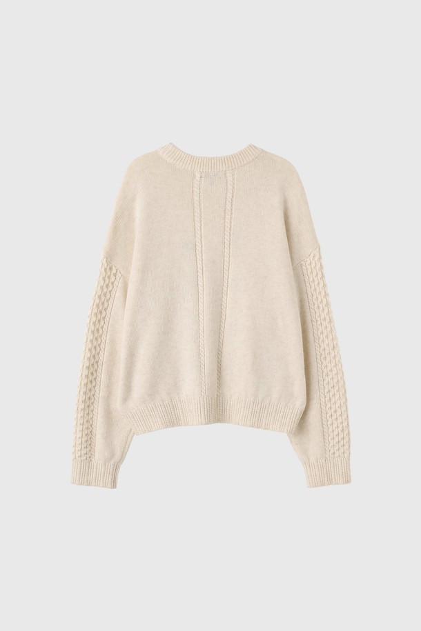 [25FW] WOMAN 플라워 케이블 니트 풀오버는 여성용 상의 니트/스웨터입니다. 아이보리 컬러의 울 소재로 제작되었으며, 가을과 겨울에 착용하기 좋습니다. 캐주얼 스타일의 레귤러 핏으로, 라운드 넥과 긴 소매 디자인이 특징입니다. 두꺼운 두께감과 부드러운 촉감, 플라워 자수 디테일, 플라워 및 케이블 패턴이 돋보이는 풀오버입니다.
