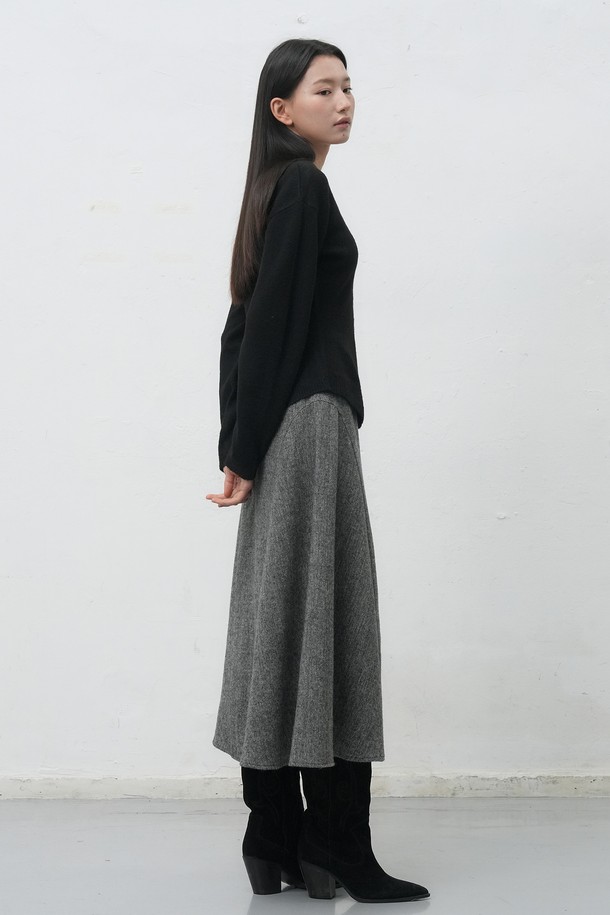 [25FW] WOMAN 스트랩 니트 풀오버 [3COL] / WBE4L05547은 여성용 니트/스웨터로, 가을과 겨울에 착용하기 좋은 두꺼운 두께감의 긴소매 풀오버입니다. 블랙과 화이트 두 가지 색상으로 출시되었으며, 미니멀하고 베이직한 스타일을 연출합니다. 스퀘어넥 디자인과 스트랩 디테일이 특징이며, 부드러운 촉감의 니트 소재로 제작되어 편안한 착용감을 선사합니다. 레귤러핏으로 제작되어 데이트룩, 모임룩 등 다양한 TPO에 활용 가능하며, 미니멀, 클래식, 캐주얼 스타일을 즐기는 분들께 추천합니다.
