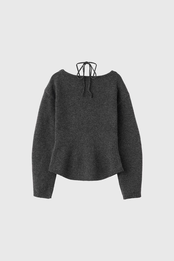 [25FW] WOMAN 스트랩 니트 풀오버 [3COL] / WBE4L05547는 여성용 상의 니트/스웨터 제품입니다. 부드러운 울 소재로 제작되어 가을과 겨울에 따뜻하게 착용할 수 있으며, 레귤러핏에 라운드넥 디자인으로 베이직하고 미니멀한 스타일을 연출합니다. 긴소매와 두꺼운 두께감으로 보온성을 높였으며, 그레이 컬러에 무지 패턴으로 다양한 코디에 활용하기 좋습니다. 출근룩과 모임룩, 클래식, 미니멀, 캐주얼 스타일 모두 소화 가능한 아이템으로, 스트랩 디테일이 포인트입니다.
