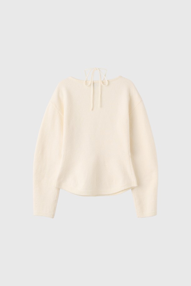 [25FW] WOMAN 스트랩 니트 풀오버는 여성용 상의 니트/스웨터입니다. 겨울, 가을 계절에 어울리는 두꺼운 두께감과 부드러운 촉감이 특징이며, 베이직한 스타일에 라운드넥 디자인으로 제작되었습니다. 긴 소매 기장의 레귤러핏 니트 풀오버로, 일상과 출근룩, 모임룩 등 다양한 TPO에 활용 가능합니다. 무지 패턴에 스트랩 디테일이 더해져 클래식, 미니멀, 캐주얼 스타일을 연출하기 좋습니다.
