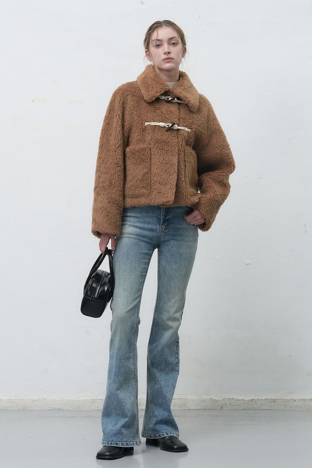 "[25FW] WOMAN 울 블렌드 페이크 퍼 더플 재킷"은 여성용 아우터로, 가을과 겨울에 착용하기 좋은 두꺼운 두께감의 더플 코트입니다. 캐주얼 및 베이직 스타일을 기반으로 하며, 아이보리 및 브라운 두 가지 색상으로 제공됩니다. 울과 페이크 퍼 소재를 사용하여 부드러운 촉감을 선사하며, 긴 소매와 레귤러 핏으로 편안한 착용감을 제공합니다. 토글 여밈 방식과 퍼 카라 디테일이 돋보이는 디자인으로, 일상에서 폭넓게 활용할 수 있습니다.
