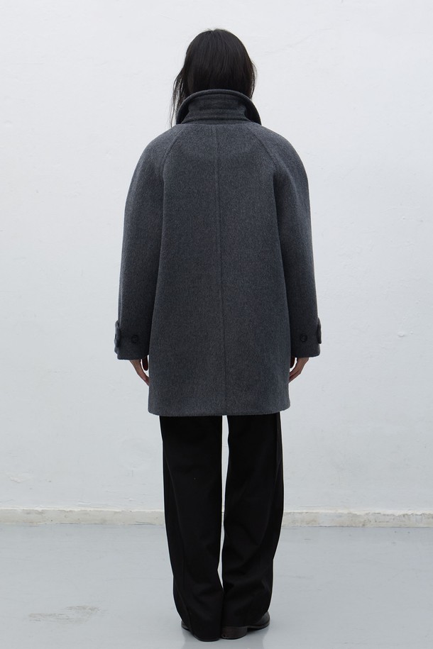 세련된 디자인과 뛰어난 보온성을 자랑하는 [25FW] WOMAN 울 발마칸 하프 코트입니다. 차콜, 오트밀, 네이비 3가지 색상으로 출시되어, 어떤 룩에도 자연스럽게 어울립니다. 클래식하고 베이직한 스타일로, 오피스룩, 출근룩, 모임룩 등 다양한 TPO에 활용 가능합니다. 레귤러핏의 하프 기장으로, 울 소재 특유의 고급스러운 분위기를 연출하며, 싱글 버튼 여밈 방식으로 간편하게 착용할 수 있습니다. 가을, 겨울 시즌에 따뜻하고 스타일리시하게 연출해 보세요.
