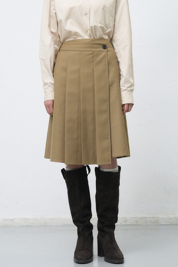 [25FW] WOMAN 플리츠 랩 스커트 [2COL]는 여성스러운 실루엣을 연출하는 플리츠 랩 스커트입니다. 미니멀하고 클래식한 디자인으로, 가을과 겨울에 따뜻하게 착용할 수 있습니다. 블랙과 베이지 두 가지 컬러로 출시되어, 다양한 오피스룩, 출근룩, 모임룩에 활용하기 좋습니다. 랩 스타일의 플리츠 디테일이 세련된 시크 스타일을 완성하며, 25FW 시즌을 대표하는 아이템입니다.
