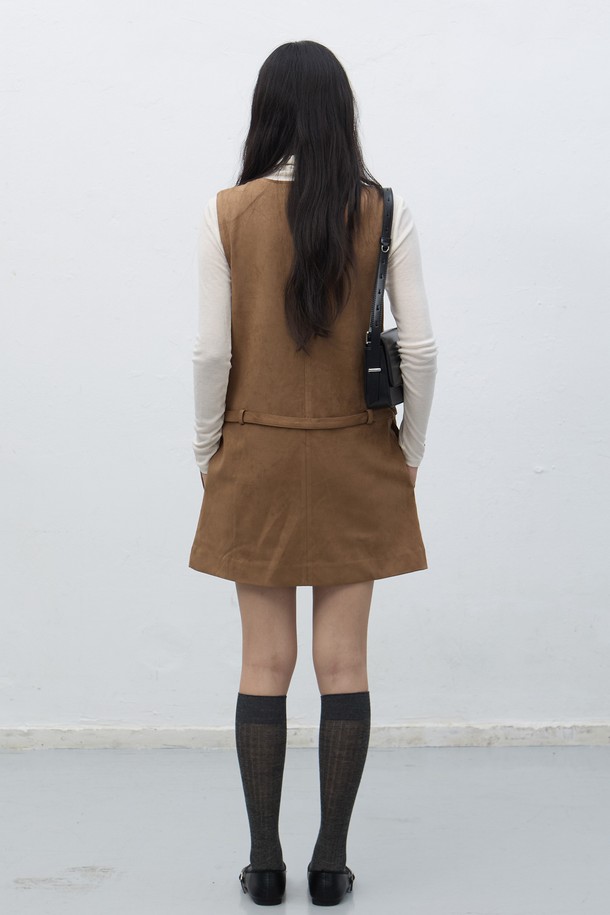 **[25FW] WOMAN 스웨이드 벨티드 원피스**는 부드러운 스웨이드 소재로 제작되어 가을, 겨울 시즌에 안성맞춤인 여성 원피스입니다. 다크 베이지, 블랙, 다크 브라운 3가지 색상으로 출시되었으며, A라인 미니 기장의 스퀘어넥 디자인에 허리 벨트 디테일로 포인트를 더했습니다. 레귤러핏으로 제작되어 편안하면서도 세련된 실루엣을 연출하며, 민소매 디자인으로 다양한 스타일링이 가능합니다. 데이트룩, 모임룩, 출근룩 등 TPO에 구애받지 않고 클래식, 미니멀, 시크한 무드를 연출할 수 있습니다.
