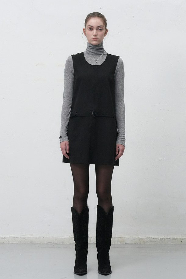 세련된 여성의 겨울 스타일을 완성할 [25FW] WOMAN 스웨이드 벨티드 원피스입니다. 부드러운 스웨이드 소재와 두꺼운 두께감으로 따뜻하고 포근한 착용감을 선사하며, A라인 핏이 여성스러운 실루엣을 연출합니다. 허리 벨트 디테일은 스타일리시함을 더하고, 라운드넥 디자인과 민소매 소매 기장으로 클래식하면서도 미니멀한 무드를 자아냅니다. 다크 베이지, 블랙, 다크 브라운 세 가지 컬러로 출시되어 데이트룩, 모임룩, 출근룩 등 다양한 TPO에 활용 가능합니다.
