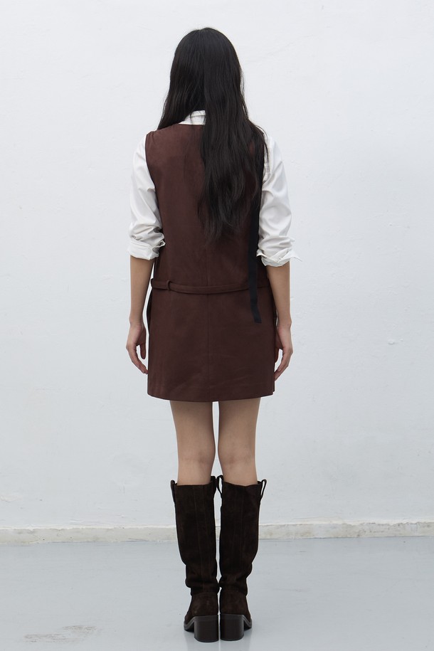 [25FW] WOMAN 스웨이드 벨티드 원피스 [3COL] / WBE4L15512는 부드러운 스웨이드 소재로 제작된 여성용 벨티드 원피스입니다. 다크 베이지, 블랙, 다크 브라운 3가지 색상으로 출시되었으며, 가을과 겨울에 어울리는 두꺼운 두께감으로 따뜻하게 착용할 수 있습니다. 라운드넥과 A라인 치마가 특징이며, 허리 벨트 디테일로 여성스러운 실루엣을 연출합니다. 미니멀하고 클래식한 스타일로 오피스룩, 모임룩, 데이트룩 등 다양한 TPO에 활용 가능합니다.
