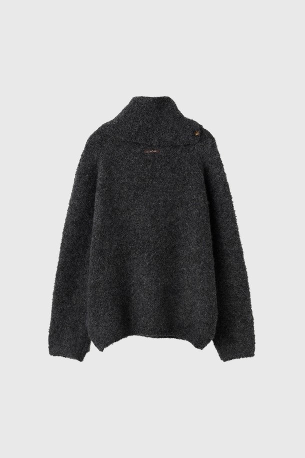 [25FW] WOMAN 넥 워머 루즈핏 부클 니트 [3COL]는 부드러운 촉감의 부클 소재로 제작되어 가을과 겨울에 따뜻하게 착용하기 좋은 여성 니트입니다. 아이보리, 차콜, 올리브 세 가지 색상으로 출시되어 다양한 스타일에 매치하기 용이합니다. 베이직 스타일의 무지 디자인에 루즈핏으로 편안함을 더했으며, 넥 워머 터틀넥 디자인으로 보온성을 높였습니다. 긴 소매 기장과 두꺼운 두께감으로 포근하고 세련된 겨울 스타일을 연출할 수 있습니다. 클래식, 미니멀, 캐주얼 등 폭넓은 스타일을 소화 가능한 데일리 니트입니다.
