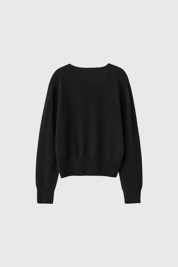 **[25FW] WOMAN 홀가먼트 울 브이넥 니트 풀오버 [4COL] / WBE4L05546**

가을과 겨울에 따뜻하게 입을 수 있는 여성용 홀가먼트 울 브이넥 니트 풀오버입니다. 부드러운 촉감의 울 소재로 제작되어 편안한 착용감을 선사하며, 레귤러 핏으로 어떤 스타일에도 잘 어울립니다. 베이직하고 미니멀한 디자인으로, 출근룩이나 모임룩 등 다양한 TPO에 활용할 수 있습니다. 클래식, 미니멀, 캐주얼 스타일 모두 소화 가능하며, 아이보리, 버건디, 차콜, 블랙 4가지 다채로운 색상으로 출시되었습니다. 긴 소매와 두꺼운 두께감으로 겨울철에도 따뜻하게 착용할 수 있습니다.
