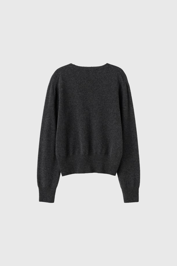 **[25FW] WOMAN 홀가먼트 울 브이넥 니트 풀오버 [4COL] / WBE4L05546**

부드러운 울 소재로 제작되어 포근한 착용감을 선사하는 여성 홀가먼트 브이넥 니트 풀오버입니다. 가을과 겨울 시즌에 적합하며, 베이직하고 미니멀한 스타일을 연출합니다. 레귤러 핏과 긴소매 디자인으로 편안하게 착용 가능하며, 아이보리, 버건디, 차콜, 블랙 4가지 다채로운 컬러 옵션을 제공합니다. 홀가먼트 기법으로 제작되어 깔끔한 핏과 고급스러운 분위기를 더하며, 다양한 룩에 활용하기 좋은 데일리 아이템입니다.
