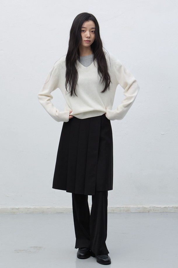 **[25FW] WOMAN 홀가먼트 울 브이넥 니트 풀오버 [4COL] / WBE4L05546**

부드러운 울 소재로 제작되어 포근한 착용감을 선사하는 여성용 홀가먼트 브이넥 니트 풀오버입니다. 가을, 겨울 시즌에 어울리는 두꺼운 두께감으로 따뜻함을 더하며, 레귤러 핏 디자인으로 편안하게 착용할 수 있습니다. 베이직한 스타일로 다양한 룩에 활용하기 좋으며, 클래식, 미니멀, 캐주얼 스타일을 연출할 수 있습니다. 아이보리, 버건디, 차콜, 블랙 4가지 다채로운 컬러로 출시되었습니다. 긴 소매 기장의 풀오버로, 데일리룩에 포인트 아이템으로 활용하기 좋습니다.
