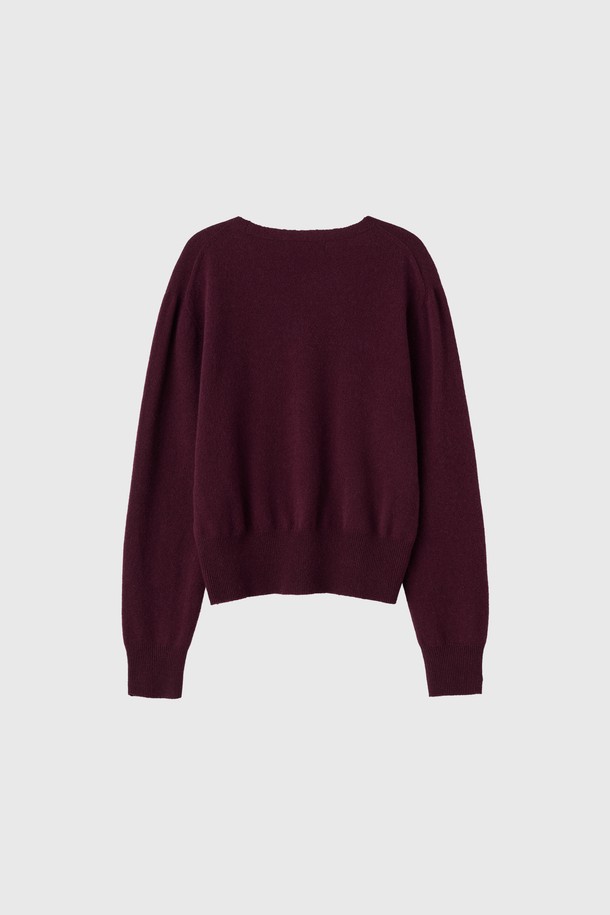 **[25FW] WOMAN 홀가먼트 울 브이넥 니트 풀오버 [4COL] / WBE4L05546**

부드러운 촉감의 울 소재로 제작된 여성용 홀가먼트 브이넥 니트 풀오버입니다. 가을과 겨울에 따뜻하게 착용하기 좋으며, 레귤러 핏으로 편안한 착용감을 선사합니다. 베이직한 디자인으로 클래식과 미니멀 스타일을 연출하기 용이합니다. 아이보리, 버건디, 차콜, 블랙 4가지 다채로운 컬러로 만나보세요. 긴 소매 기장과 두꺼운 두께감으로 포근함을 더했습니다.
