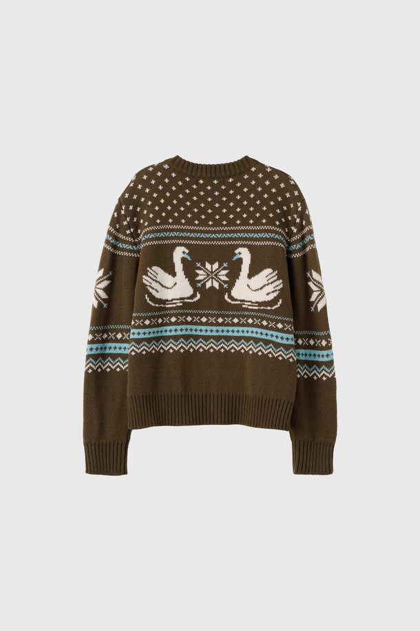 [25FW] WOMAN 스완 노르딕 니트 가디건은 부드러운 울 소재로 제작되어 가을, 겨울 시즌에 따뜻하게 착용할 수 있는 여성용 니트 가디건입니다. 크롭 기장의 레귤러핏으로, 캐주얼한 무드를 연출하며 데이트룩과 모임룩에 적합합니다. 라운드넥 디자인에 긴 소매, 두꺼운 두께감으로 포근함을 더하고, 스케이트 패턴의 노르딕 패턴이 돋보입니다. 버튼 여밈 방식으로 편안하게 착용할 수 있으며, 캐주얼, 클래식, 미니멀 스타일 모두 소화 가능한 활용도 높은 아이템입니다.
