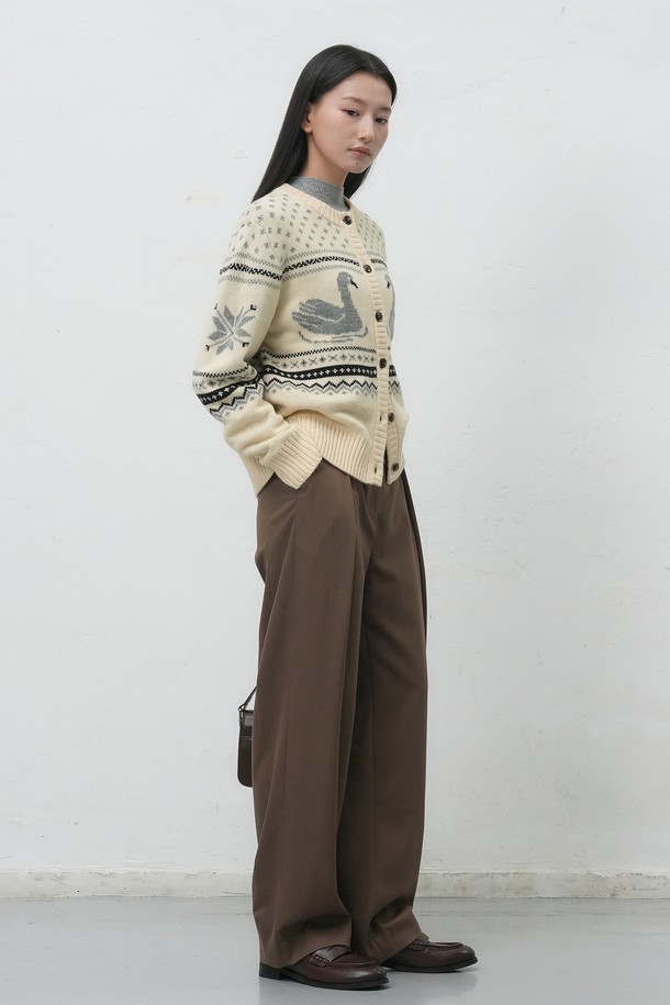 따뜻하고 포근한 [25FW] WOMAN 스완 노르딕 니트 가디건 [3COL]입니다. 부드러운 울 소재로 제작되어 가을, 겨울 시즌에 포근함을 선사하며, 캐주얼한 산책룩에 잘 어울립니다. 레귤러 핏에 라운드넥 디자인으로 편안하게 착용 가능하며, 스완(백조) 패턴과 노르딕 패턴이 더해져 여성스러운 감성을 더합니다. 긴 소매 기장의 두꺼운 니트 가디건으로, 버튼 여밈 방식이며 브라운, 아이보리 두 가지 컬러로 만나보실 수 있습니다.
