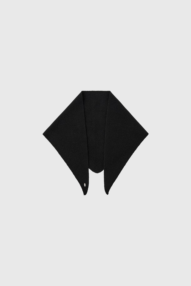 [25FW] 우먼 울 베이직 니트 스카프는 가을과 겨울, 쌀쌀한 날씨에 따뜻함과 스타일을 더해줄 스카프입니다. 부드러운 울 소재로 제작되어 뛰어난 촉감을 자랑하며, 두꺼운 두께감으로 보온성을 높였습니다. 블랙 및 그레이 등 베이직한 컬러를 포함한 5가지 색상으로 출시되어 다양한 스타일에 매치하기 용이합니다. 베이직 디자인과 니트 소재의 조화는 클래식, 미니멀, 캐주얼 등 폭넓은 스타일을 연출할 수 있게 해줍니다. 패턴 무늬가 은은하게 들어가 있어 밋밋하지 않게 포인트를 줄 수 있습니다.
