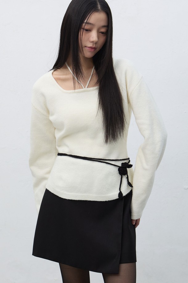 [25FW] WOMAN 핸드메이드 니트 플라워 스트랩 [3COL] / WBE4L98522는 여성스러운 무드를 연출하는 핸드메이드 니트 플라워 스트랩입니다. 부드러운 촉감의 니트 소재로 제작되어 가을, 겨울 시즌에 따뜻하게 착용할 수 있으며, 얇은 두께감으로 답답함 없이 연출할 수 있습니다. 우아한 스타일을 강조하는 플라워 패턴 디자인이 특징이며, 데이트룩과 모임룩에 포인트를 더해줍니다. 클래식하고 로맨틱한 스타일을 즐기는 분들께 추천하며, 블랙을 포함한 3가지 컬러로 구성되어 다양한 스타일에 매치하기 좋습니다.
