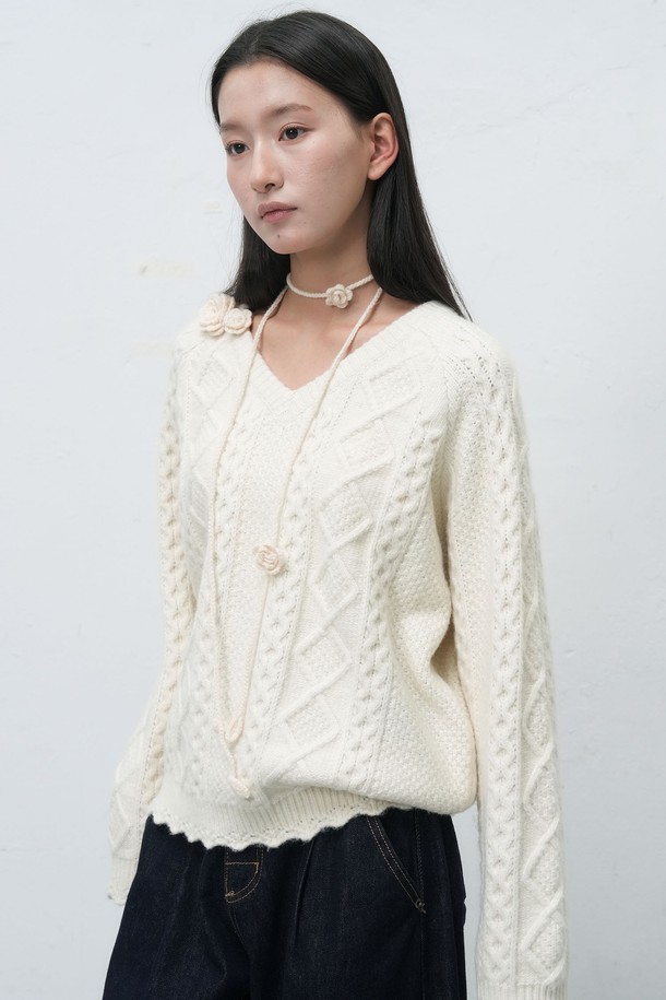 [25FW] WOMAN 핸드메이드 니트 플라워 스트랩 [3COL] / WBE4L98522는 여성스러운 무드를 더해줄 핸드메이드 니트 플라워 스트랩입니다. 부드러운 촉감의 두꺼운 니트 소재로 제작되어 가을, 겨울 시즌에 따뜻하게 착용할 수 있습니다. 아이보리 컬러의 플라워 & 케이블 패턴 디자인이 돋보이며, 데이트룩, 모임룩 등 로맨틱하고 걸리시한 스타일을 연출하기 좋습니다. 섬세한 플라워 디자인 장식이 특징이며, 클래식한 의상에도 포인트 아이템으로 활용하기 좋습니다. 여성스러운 룩을 완성해 보세요.
