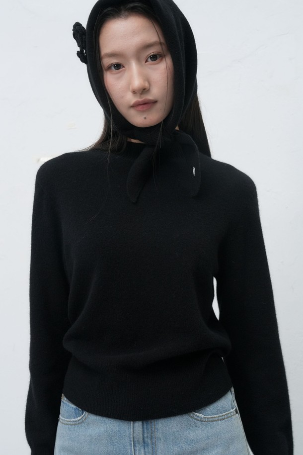 [25FW] WOMAN 핸드메이드 니트 플라워 브로치 세트 [3COL]는 여성스러운 플라워 디자인이 돋보이는 핸드메이드 브로치 세트입니다. 부드러운 니트 소재로 제작되어 가을과 겨울에 따뜻하게 착용하기 좋으며, 일상 및 모임룩에 활용하기 좋습니다. 블랙 컬러로 출시되어 클래식, 로맨틱, 미니멀 스타일 등 다양한 스타일에 매치하기 용이합니다. 섬세한 플라워 디테일이 돋보이는 브로치는 옷, 가방 등 다양한 아이템에 포인트를 더해줍니다. 세트로 구성되어 있어 활용도가 높고, 선물용으로도 좋습니다.
