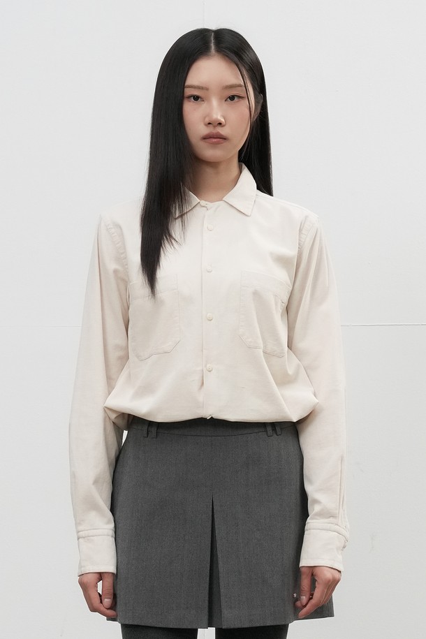 [25FW] UNISEX 슬림핏 코듀로이 오픈카라 셔츠는 가을과 겨울에 어울리는 유니섹스 셔츠입니다. 부드러운 코듀로이 소재로 제작되었으며, 베이직하고 캐주얼한 스타일을 연출합니다. 슬림핏 디자인과 오픈카라 네크라인이 특징이며, 데일리룩과 비즈니스 캐주얼에 활용하기 좋습니다. 아이보리 색상의 무지 패턴으로 다양한 하의와 쉽게 매치할 수 있으며, 넉넉한 기장의 긴 소매와 포켓 디테일로 실용성을 더했습니다. 클래식하면서도 미니멀한 무드를 원하는 분들께 추천합니다.
