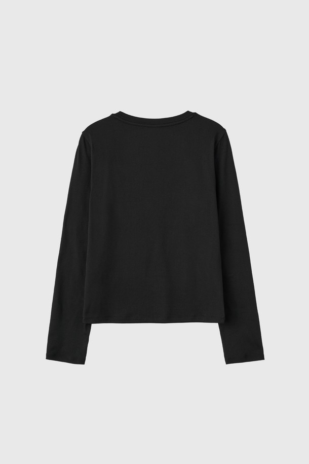 **[25FW] WOMAN 히트젯 라운드넥 티셔츠 [3COL] / WBE4L01515**는 여성스러운 실루엣을 살려주는 베이직하고 미니멀한 스타일의 긴소매 티셔츠입니다. 가을, 겨울 시즌에 적합하며, 부드러운 촉감의 폴리에스테르 소재에 발열 및 보온 기능을 더해 따뜻하게 착용할 수 있습니다. 레귤러핏 라운드넥 디자인으로 어떤 스타일에도 잘 어울리며, 출근룩에 활용하기 좋습니다. 히트젯 소재를 사용하여 뛰어난 보온성을 제공합니다. 블랙 컬러의 무지 디자인으로, 다양한 하의와 매치하여 미니멀, 클래식, 캐주얼 스타일을 연출할 수 있습니다.
