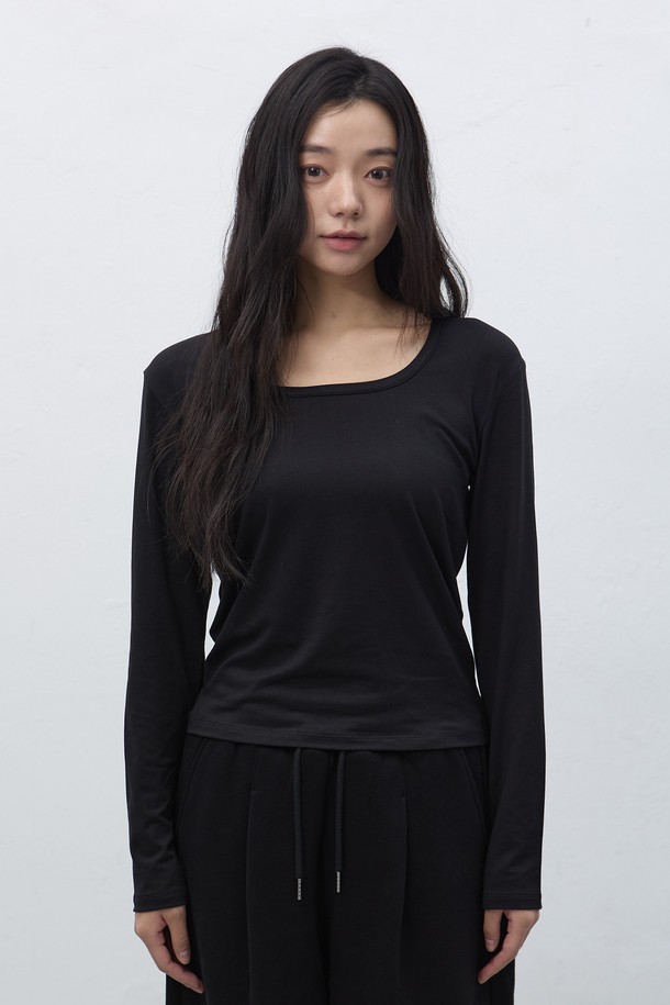 **[25FW] WOMAN 히트젯 히트 U넥 티셔츠 [3COL] / WBE4L01516**

쌀쌀한 날씨에도 따뜻함을 선사하는 여성용 히트젯 히트 U넥 티셔츠입니다. 블랙, 화이트 2가지 색상으로 출시되어 어떤 옷에도 쉽게 매치할 수 있습니다. 베이직한 디자인에 두꺼운 두께감으로 보온성을 높였으며, 부드러운 촉감으로 편안하게 착용 가능합니다. 일상복 및 출근룩으로 활용하기 좋으며, 미니멀, 클래식, 캐주얼 등 다양한 스타일을 연출할 수 있습니다. 히트젯 기술을 적용하여 뛰어난 발열 기능과 보온성을 제공합니다.
