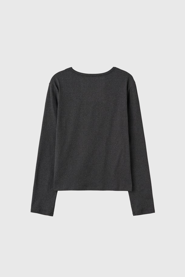 **[25FW] WOMAN 히트젯 히트 U넥 티셔츠 [3COL] / WBE4L01516**

쌀쌀한 가을, 겨울철 따뜻함을 선사할 여성용 히트젯 히트 U넥 티셔츠입니다. 베이직한 디자인에 블랙 컬러로, 다양한 출근룩 및 미니멀, 클래식, 캐주얼 스타일에 활용하기 좋습니다. 면 소재로 제작되어 부드러운 촉감을 제공하며, 레귤러핏과 긴 소매 기장으로 편안한 착용감을 선사합니다. 발열 및 보온 기능의 히트텍 소재로 제작되어 추운 날씨에도 따뜻하게 몸을 보호해 줍니다.
