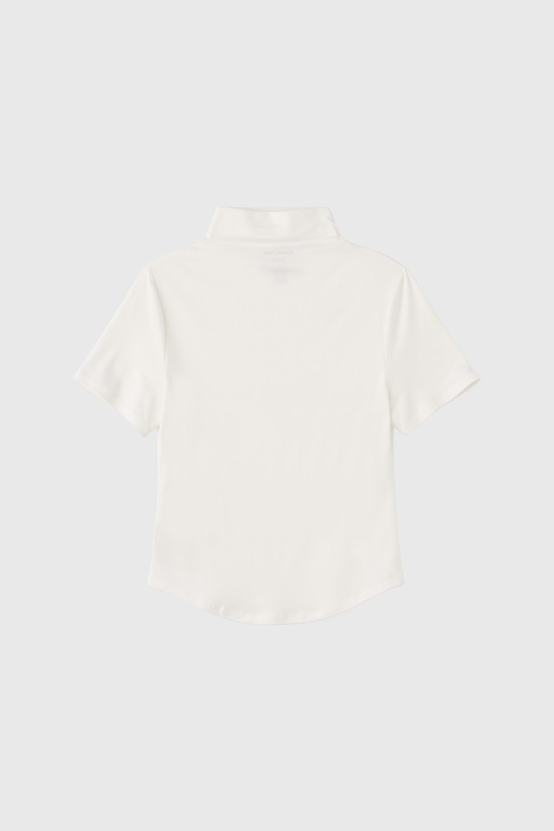 여성스러운 실루엣을 연출하는 [25FW] 우먼 히트젯 하프넥 반팔 티셔츠입니다. 부드러운 면 소재에 히트젯 기능성 원단을 더하여 흡습 기능과 편안한 착용감을 제공합니다. 미니멀하고 베이직한 디자인으로 캐주얼 스타일은 물론 휴가룩, 집콕룩 등 다양한 TPO에 활용 가능합니다. 레귤러핏과 하프넥 디자인, 반소매 기장이 시원하고 세련된 느낌을 더합니다. 화이트 컬러로 어떤 하의와도 쉽게 매치하여 데일리룩을 완성해보세요.
