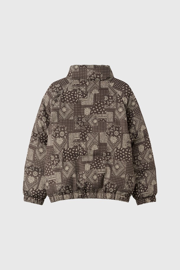 [25FW] UNISEX 에어믹스 페이즐리 푸퍼는 가을, 겨울 시즌에 어울리는 유니섹스 푸퍼입니다. 카키 컬러를 베이스로 페이즐리 패턴이 돋보이며, 캐주얼 및 스트리트 스타일을 모두 소화할 수 있습니다. 에어믹스 소재로 제작되어 부드러운 촉감과 뛰어난 보온성을 제공하며, 오버핏 디자인과 긴소매, 집업 여밈 방식으로 편안하게 착용 가능합니다. 여행룩, 캠핑룩 등 다양한 TPO에 활용 가능하며, 고프코어 스타일 연출에도 좋습니다. 두꺼운 두께감으로 한겨울 추위에도 따뜻하게 몸을 보호해 줍니다.
