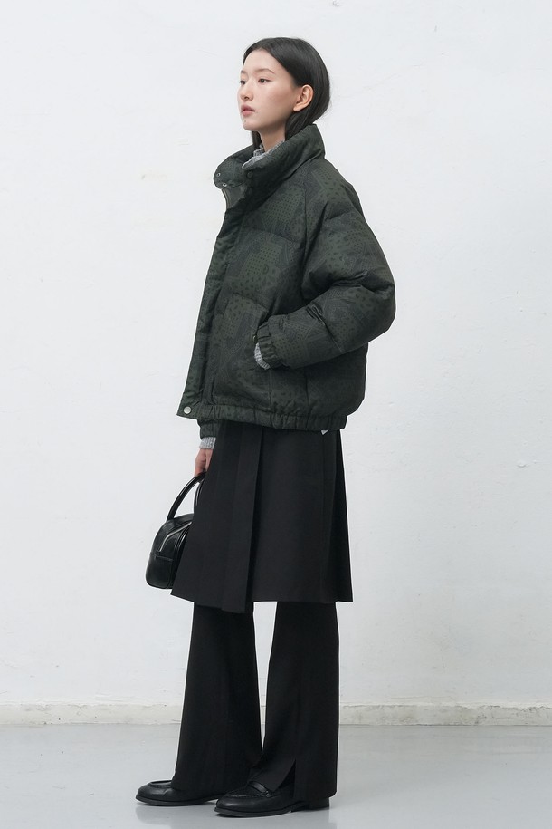 [25FW] UNISEX 에어믹스 페이즐리 푸퍼는 캐주얼, 스포티, 고프코어 스타일을 아우르는 유니섹스 푸퍼입니다. 가을, 겨울 시즌에 어울리는 두꺼운 두께감과 부드러운 촉감의 나일론 소재로 제작되었으며, 여행룩 연출에 적합합니다. 크롭 기장에 오버핏 디자인으로 트렌디함을 더하고, 집업 여밈 방식과 긴 소매 기장으로 편안함을 제공합니다. 그린 컬러와 페이즐리 패턴이 돋보이는 숏패딩으로, 에어믹스 소재를 사용하여 보온성을 높였습니다. 
