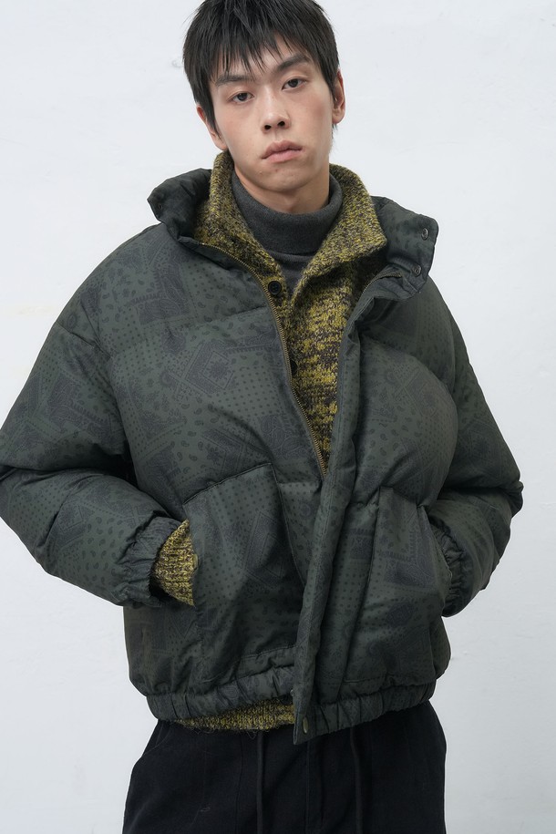 "[25FW] UNISEX 에어믹스 페이즐리 푸퍼 [3COL] / SBE4U07016"는 캐주얼 및 스포티한 스타일을 연출하기에 좋은 유니섹스 푸퍼입니다. 가을과 겨울에 적합하며, 두꺼운 두께감과 부드러운 촉감의 에어믹스 소재로 제작되었습니다. 오버핏 크롭 기장의 패딩으로, 지퍼형 여밈 방식과 긴 소매 디자인이 특징입니다. 페이즐리 패턴이 돋보이며, 다양한 룩에 포인트를 더할 수 있습니다.
