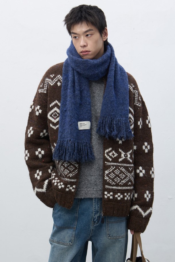 [25FW] UNISEX 헤어리 니트 머플러 [3COL]는 부드러운 촉감의 헤어리 텍스처가 특징인 유니섹스 머플러입니다. 가을과 겨울에 착용하기 좋은 두꺼운 두께감의 니트 소재로 제작되었으며, 베이직하고 캐주얼한 스타일을 연출하기 좋습니다. 네이비 컬러의 무지 디자인으로 다양한 옷차림에 매치하기 용이합니다. 캐주얼, 클래식, 미니멀 스타일을 즐겨 입는 분들께 추천합니다.
